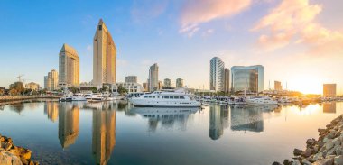 San Diego şehir merkezi Kaliforniya, ABD 'de gün batımında gökyüzü