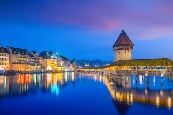 瑞士卢塞恩市中心的历史城区 日落时有教堂桥和卢塞恩湖 — 图库照片