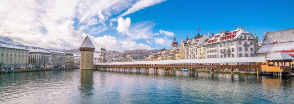 瑞士卢塞恩市中心的历史市中心 有教堂桥和卢塞恩湖 — 图库照片