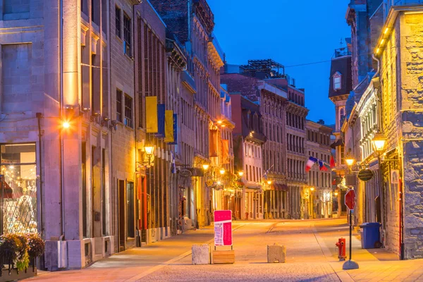 旧市街モントリオール有名な石畳の通りで夕暮れ時にカナダ — ストック写真