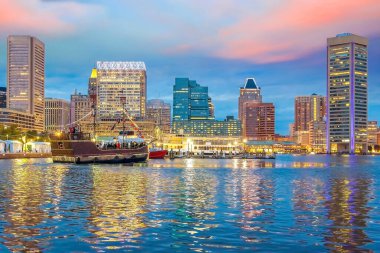 Baltimore şehir merkezindeki İç Liman Bölgesi. Maryland USA Gün batımında.