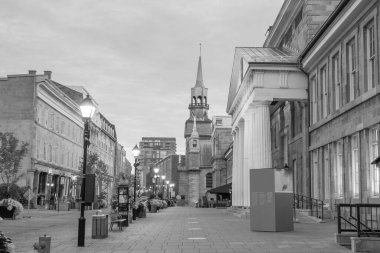 Montreal 'in eski bir kasabası. Kanada' da Alacakaranlıkta ünlü kaldırımlı caddelerde.