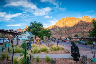 Springdale, Utah, ABD - 8 Temmuz 2016: Zion Ulusal Parkı girişine yakın küçük bir kasaba