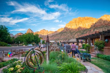 Springdale, Utah, ABD - 8 Temmuz 2016: Zion Ulusal Parkı girişine yakın küçük bir kasaba