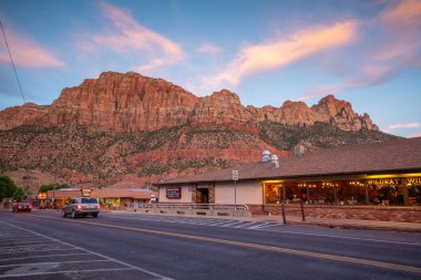 Springdale, Utah, ABD - 8 Temmuz 2016: Zion Ulusal Parkı girişine yakın küçük bir kasaba