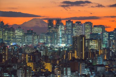 Tokyo şehrinin silueti (Shinjuku bölgesi) ve Fuji Dağı 'nın Japonya' da günbatımının en güzel manzarası