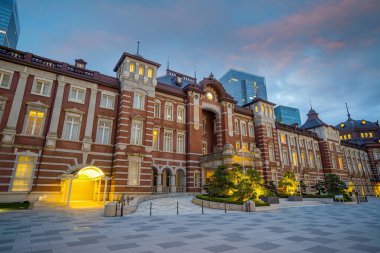 Tokyo Güzel İstasyonu (tren istasyonu) Tokyo, Japonya 'da alacakaranlıkta inşa ediliyor.