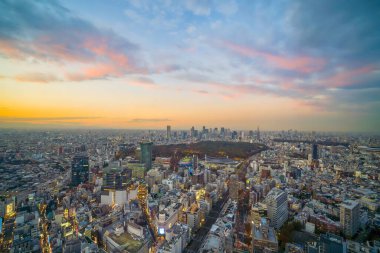Japonya 'da günbatımının güzel olduğu Tokyo şehir siluetinin (Shinjuku ve Shibuya) en üst manzarası