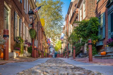 Philadelphia, Pennsylvania 'daki tarihi eski şehir. Elfreth 's Alley, 1702 yılından beri ülkenin en eski yerleşim yeri olarak bilinir.