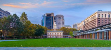 Philadelphia, Pennsylvania 'daki Bağımsızlık Salonu. Gün doğumunda.