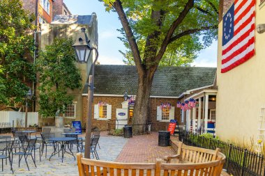 PHILADELPHIA, PENNSYLVANIA, ABD - 26 Ekim 2019: Philadelphia, Pennsylvania, ABD 'deki Betsy Ross evi. Burası Amerikan Bayrağını ilk yaratan kadının evi..