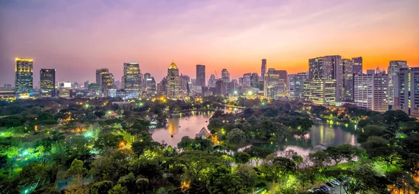 Bangkok Şehir Merkezi Gün Batımında Tayland Lumpini Parkı Ile Gökyüzü — Stok fotoğraf