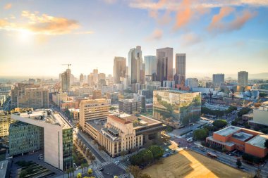 Kaliforniya, ABD 'de Los Angeles şehir merkezinin güzel günbatımı.