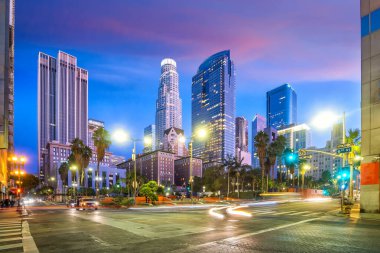Kaliforniya, ABD 'de Los Angeles şehir merkezinin güzel günbatımı.