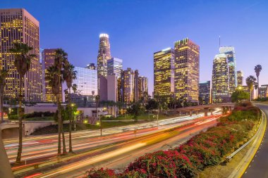Kaliforniya, ABD 'de Los Angeles şehir merkezinin güzel günbatımı.