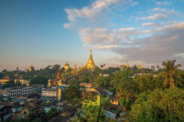 Myanmar 'da Shwedagon Pagoda ile güzel mavi gökyüzü olan Yangon silueti
