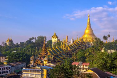 Myanmar 'da Shwedagon Pagoda ile güzel mavi gökyüzü olan Yangon silueti