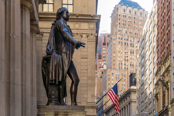 マンハッタン ファイナンス地区のウォール街と前景のワシントン像 — ストック写真