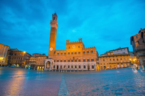 Siena, İtalya 'da Alacakaranlıkta Piazza del Campo