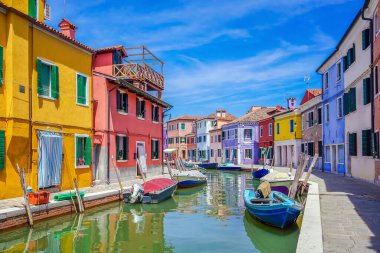 Burano, Venedik, İtalya 'da açık mavi gökyüzü olan renkli evler