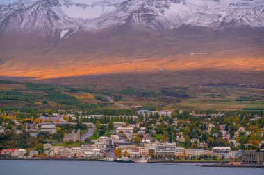 İzlanda güzel manzarası, İzlanda doğa manzarası. Ünlü turistik yerler.