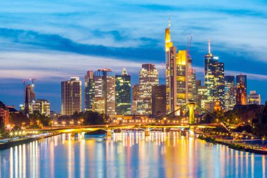 Almanya 'daki Frankfurt şehrinin günbatımı ışıklarıyla ufuk çizgisi