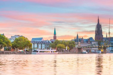 Almanya 'da alacakaranlıkta Frankfurt şehrinin ufuk çizgisi