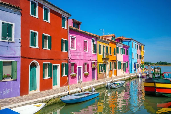 Colorful Houses Downtown Burano Venice Italy Clear Blue Sky — Stock Photo, Image