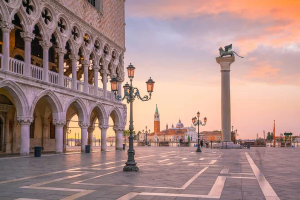 イタリアでの日の出の間のヴェネツィアの聖マルコ広場 — ストック写真