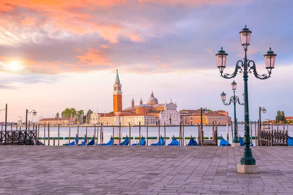 Widok Miasta Wenecja Włoszech Podczas Wschodu Słońca Gondolami — Zdjęcie stockowe