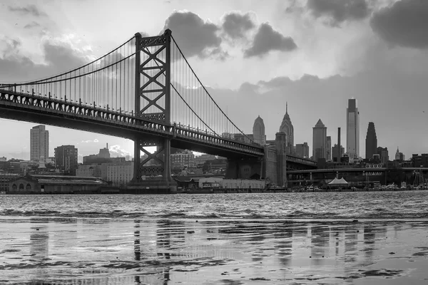 Panorama of Philadelphia skyline, Ben Franklin Bridge and Penn 's — стоковое фото