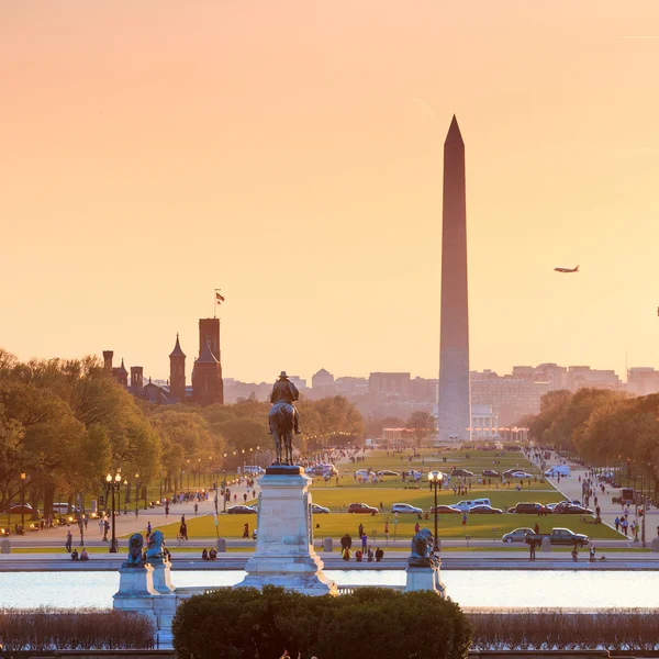 Washington DC vista da cidade em um pôr-do-sol laranja, incluindo Washington — Fotografia de Stock