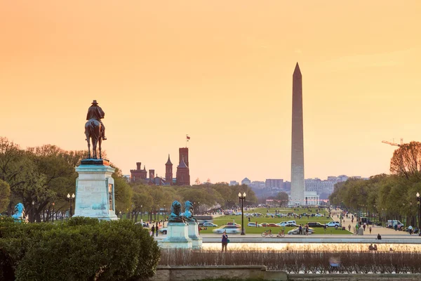 Washington DC vista sulla città al tramonto arancione, tra cui Washington — Foto Stock