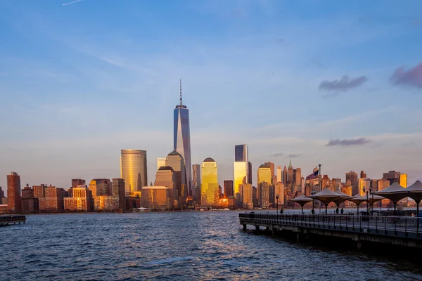 从泽西在黄昏时分，美国纽约市曼哈顿天际线 — 图库照片