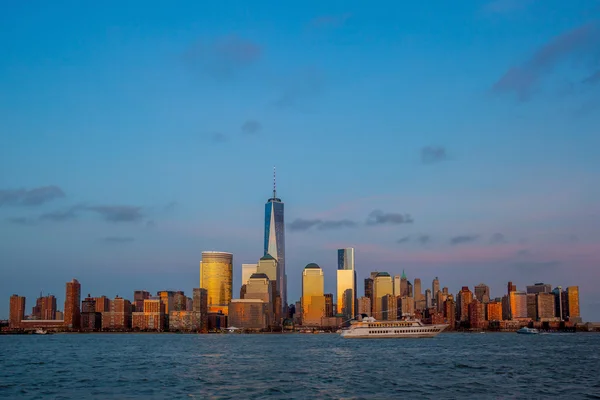 Manhattan skyline aus jersey bei dämmerung, new york city — Stockfoto