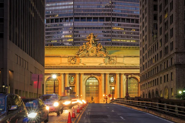 A homlokzat a Grand Central Terminal Twilight New Yorkban — Stock Fotó