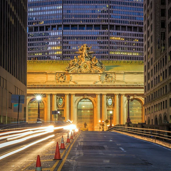 Fachada do Terminal Grand Central no crepúsculo em Nova York — Fotografia de Stock