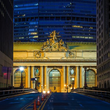 Grand Central Terminali New York'ta cephe alacakaranlıkta