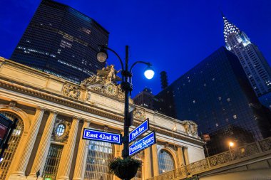Grand Central Terminali New York'ta cephe alacakaranlıkta