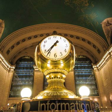 Grand Central Terminali New York'ta cephe alacakaranlıkta