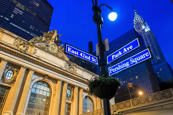 Fachada do Terminal Grand Central no crepúsculo em Nova York — Fotografia de Stock