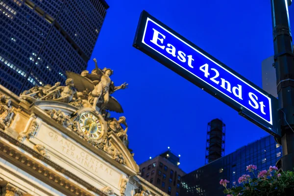 Fassade des großen zentralen Terminals in New York in der Dämmerung — Stockfoto