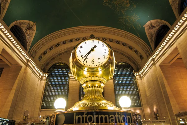 Grand Central Terminali New York'ta cephe alacakaranlıkta