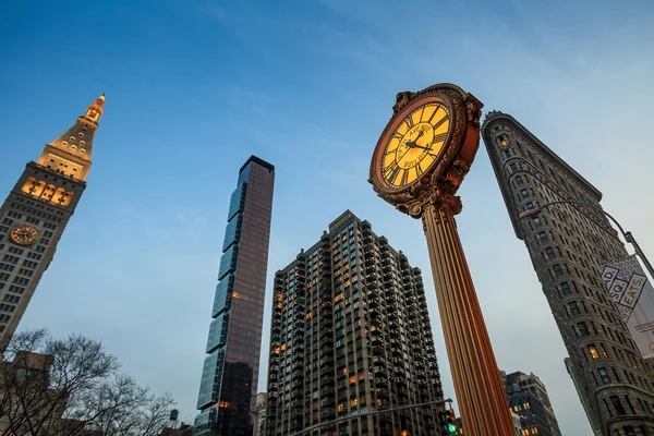 Landmark Fifth Avenue dökme demir kaldırım saat — Stok fotoğraf