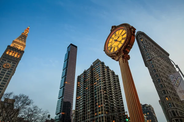 Landmark Fifth Avenue gietijzer stoep klok — Stockfoto