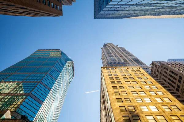 Olhando para cima em Manhattan, Nova York — Fotografia de Stock