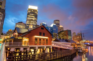 Boston Harbor ve Boston alacakaranlıkta finans bölgesi