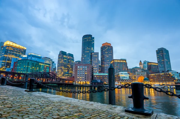 Porto de Boston e Distrito Financeiro no crepúsculo em Boston — Fotografia de Stock