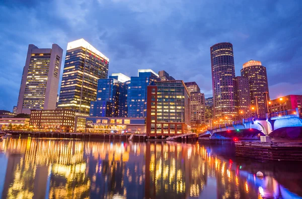 Porto de Boston e Distrito Financeiro no crepúsculo em Boston — Fotografia de Stock