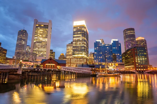 Boston Harbor a finanční čtvrti za soumraku v Bostonu — Stock fotografie